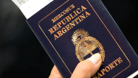 El pasaporte en la Argentina es color azul.