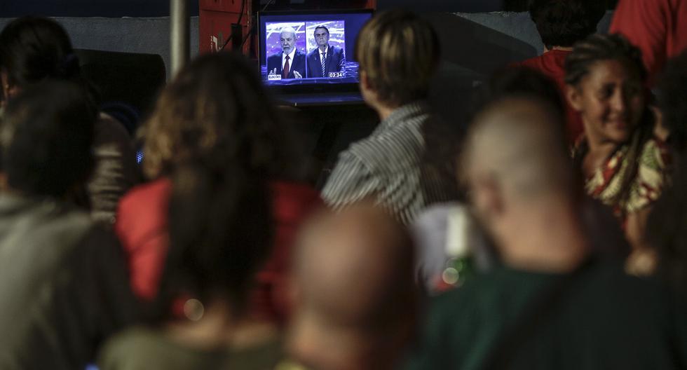 El presidente brasileño Jair Bolsonaro y el expresidente de Brasil, Luiz Inácio Lula da Silva, son vistos en un pequeño televisor en un restaurante durante el debate de cara a las elecciones presidenciales, en Río de Janeiro (Brasil). EFE