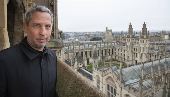 Martínez frente a la Christ Church, uno de los ‘colleges’ más grandes de la Universidad de Oxford. La ciudad le inspiró dos de sus novelas más populares: “Los crímenes de Oxford” y “Los crímenes de Alicia”.