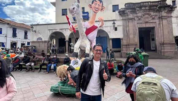 Gianluca Lapadula se tomó foto con su alegoría en Cusco. (Foto: Instagram/Lapadula)