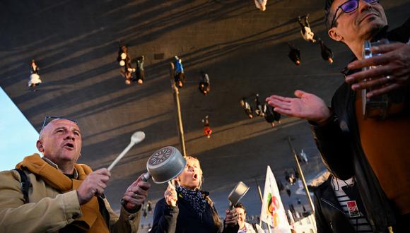 Los manifestantes participan en un concierto de pan para protestar durante el discurso televisado a la nación del presidente francés, Emmanuel Macron, después de promulgar una ley de reforma de las pensiones, en Marsella, sur de Francia, el 17 de abril de 2023. (Foto de NICOLAS TUCAT / AFP)