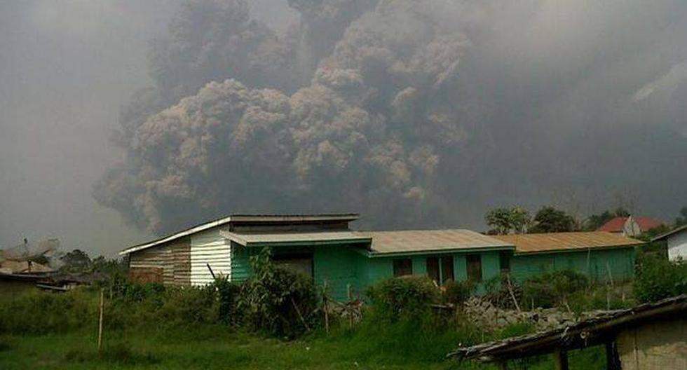El volcán lanzó rocas y cenizas a más de dos kilómetros de altura. (Foto: @Metro_TV)