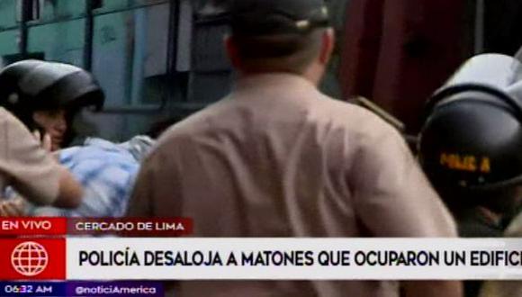 Policía desalojo a sujetos que ocuparon edificio de jirón Caylloma (Captura: América Noticias)