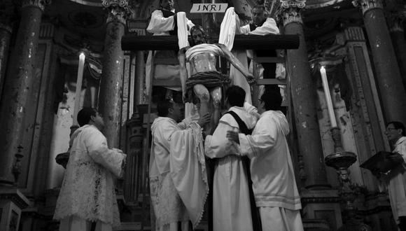En una ceremonia íntima en la pequeña iglesia de la Virgen de la Soledad, los hermanos soleanos inician el ritual del Cristo del Descendimiento. (Fotos: Pancho Rodríguez)