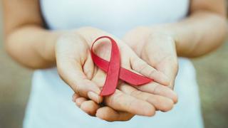VIH-sida: por qué no te vas a contagiar con un beso y otros siete mitos
