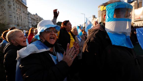 Manifestantes protestan contra la administración del presidente argentino Alberto Fernández, el día de la Independencia, en Buenos Aires, Argentina.