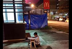 Perdió su casa y ahora hace sus tareas bajo la luz de un McDonald's