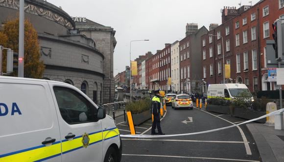 Agentes de policía se encuentran cerca de la escena tras un incidente grave cerca de Parnell Street East en Dublín, Irlanda, el 23 de noviembre de 2023. EFE/EPA/MOSTAFA DARWISH