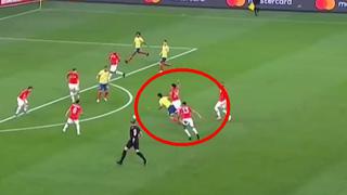 Colombia vs. Chile: Aránguiz cometió dura falta contra Falcao y Pitana le mostró la amarilla | VIDEO