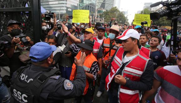 La policía mexicana detiene a un grupo de migrantes que quieren ingresar al Bosque Chapultepec en la Ciudad de México, en el Día Internacional del Migrante. Después de un momento, se permitió la entrada a los migrantes. (Foto: AP / Ginnette Riquelme)