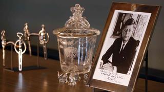 El retrato autografiado de Kennedy y los otros regalos que recibió la reina Isabel [FOTOS]
