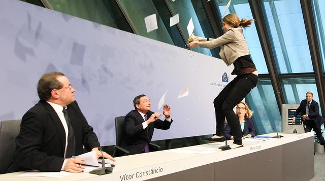 Una activista arremetió contra jefe del Banco Central Europeo - 3