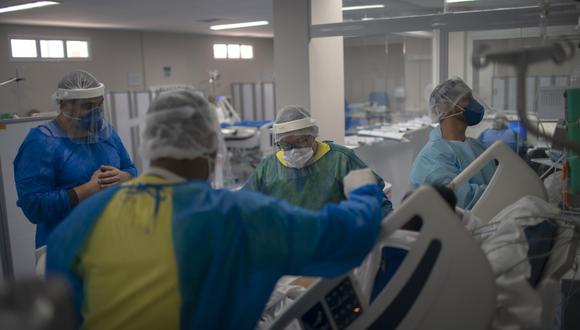 Un pacientes de COVID-19 es atendido en un hospital de Brasil. (Foto: Mauro Pimentel / AFP)