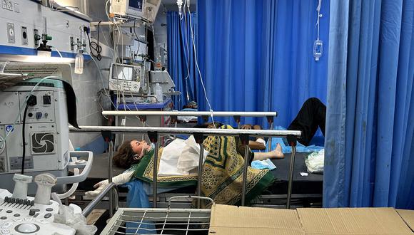 Pacientes reciben tratamiento en el hospital Al-Shifa en la ciudad de Gaza el 10 de noviembre de 2023, en medio de las batallas en curso entre Israel y el movimiento palestino Hamás. (Foto de Khader Al Zanoun / AFP)