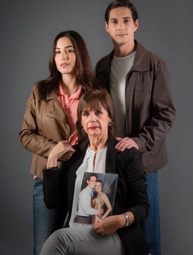Rossana Melchiorre, madre de Maritza Alfaro, con la foto de su hija y los actores Natalia Salas y José Dammert.