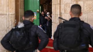 Palestinos se encierran en Al Aqsa mientras miles de judíos rezan en el Muro