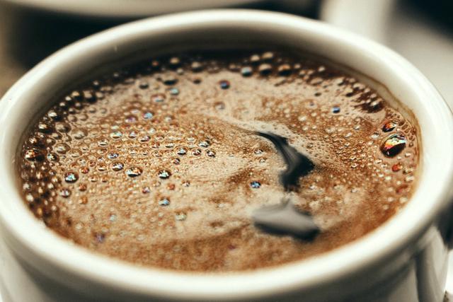 Pese a que a muchas personas les puede sentar bien un café tras un periodo de ayuno, es cierto que la cafeína puede provocar malestar gástrico. (Samer|Pexels)