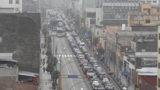 Centro de Lima: congestión vehicular por cierre de calles tras disolución del Congreso