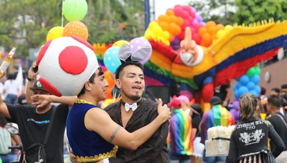 Cientos de activistas de la comunidad LGTBI desfilaron por varias calles para conmemorar el Día del Orgullo con un festival en el que se mostraron los avances en derechos que ha logrado este colectivo, en Guayaquil (Ecuador).
