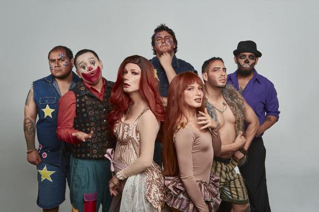 La Uchulú and Coco Marusix, protagonists of the video clip for "Volar", together with the members of the band Bala perdida.  (Photo: Giuseppe Falla)