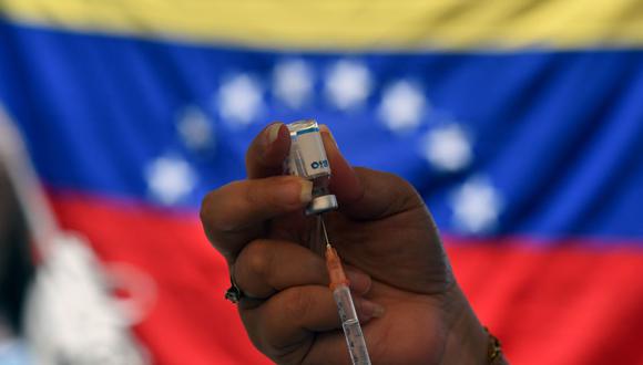 Personal sanitario prepara una dosis de la vacuna Sputnik V contra el coronavirus Covid-19 en el barrio 23 de enero de Caracas, Venezuela, el 7 de junio de 2021. (Federico PARRA / AFP).