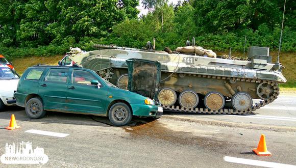 El conductor del tanque de guerra perdió el control y terminó pasando sobre un Volkswagen Polo. (Foto: YouTube).