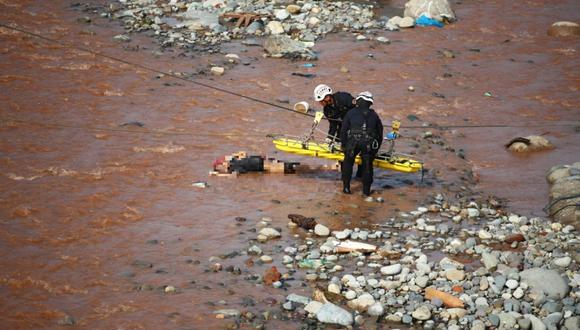 El sujeto aún no ha sido identificado. Habría sido arrastrado por la corriente hasta terminar en la mitad del río. (Foto: Hugo Pérez)