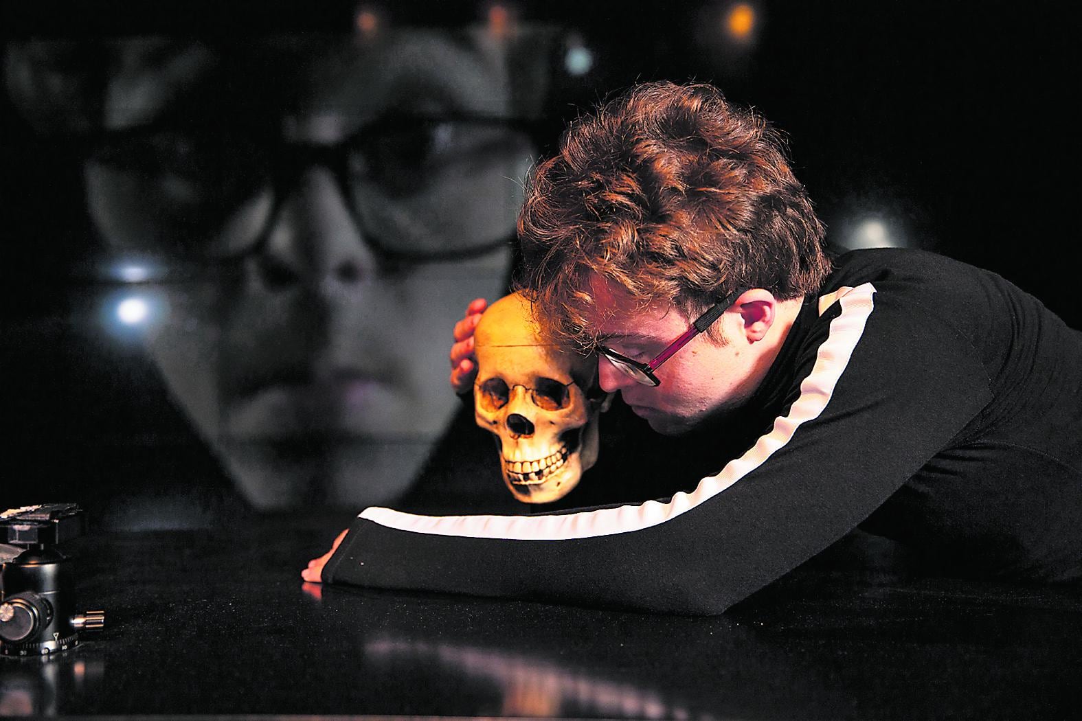 Lucas Demarchi se viste de Hamlet y escucha lo que le dice el cráneo, que en la obra de Shakespeare pertenece a Yorick, bufón de la corte y gran amigo del príncipe de Dinamarca. (Foto: José Rojas)