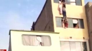 Mujer intentó lanzarse del cuarto piso de un edificio para evitar agresión de su pareja | VIDEO