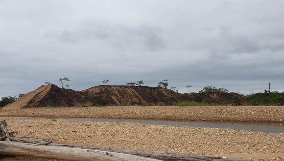 Cerros de sedimento provocados por la actividad minera. Foto: Varun Swamy