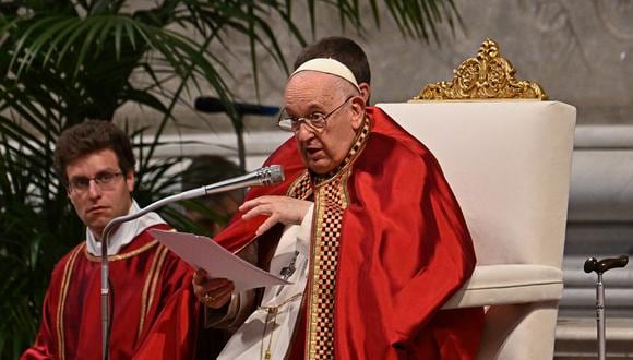 El papa Francisco pronuncia su homilía mientras celebra la misa de Pentecostés el 28 de mayo de 2023 en la basílica de San Pedro en el Vaticano. (Foto de Alberto PIZZOLI / AFP)