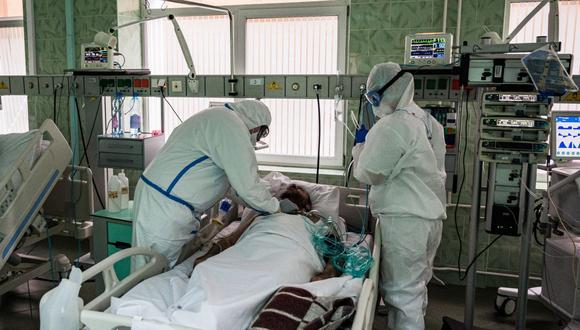 El doctor Dmitry Cheboksarov (izq.)  trabaja en la unidad de cuidados intensivos para pacientes de coronavirus COVID-19 en el Hospital Clínico de la ciudad de Vinogradov, en Moscú , Rusia, el 17 de mayo de 2020. (Foto de Dimitar DILKOFF / AFP).