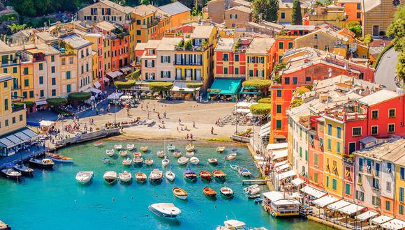Portofino se encuentra en la costa de la Riviera Italiana. Este bello lugar se destaca por sus casas pintorescas, montañas verdosas y por contar con una bahía llena de lanchas. (Foto: Shutterstock)