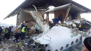 Kazajistán: Accidente de avión con 100 personas a bordo deja 15 muertos