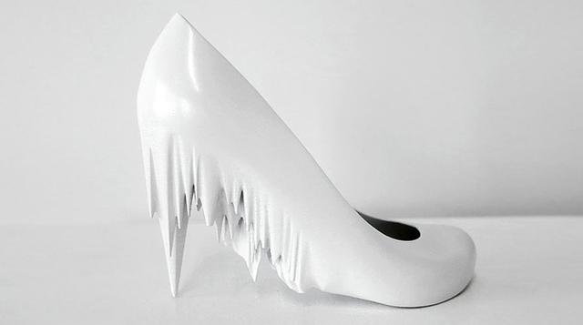 Artista dedica un par de zapatos a cada una de sus ex novias - 1