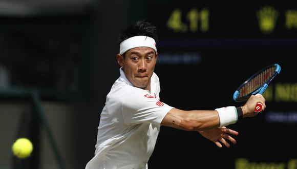Kei Nishikori le quebró un servicio a Roger Federer y se llevó el primer set del partido por los cuartos de final de Wimbledon. (Foto: AFP)