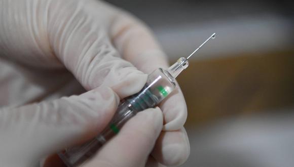 Un trabajador de salud prepara una vacuna de Sinopharm contra el Covid-19.(Foto: GREG BAKER / AFP)