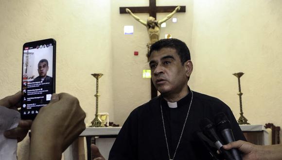 El obispo católico nicaragüense Rolando Álvarez habla con la prensa en la iglesia Santo Cristo de Esquipulas en Managua, el 20 de mayo de 2022. (Foto de STRINGER / AFP)