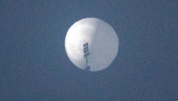 Esta foto de Chase Doak tomada el 1 de febrero de 2023 muestra un supuesto globo espía chino en el cielo sobre Billings, Montana, Estados Unidos. (AFP).