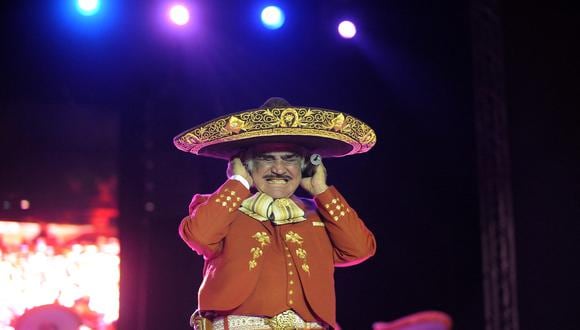 Vicente Fernández en un concierto en Tegucigalpa el 25 de marzo del 2009. Él falleció este 2021 a os 81 años. Foto: AFP/ Orlando SIERRA.
