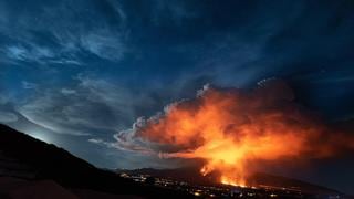 Lava del volcán de La Palma llega de nuevo al mar y obliga a confinar a la población | FOTOS