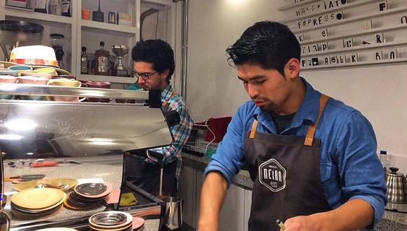 Harrysson Neira (al fondo) fue el 2013 el mejor barista del Perú. Este año, Mauricio Rodríguez, su brazo derecho en Neira Café Lab, sigue sus pasos.