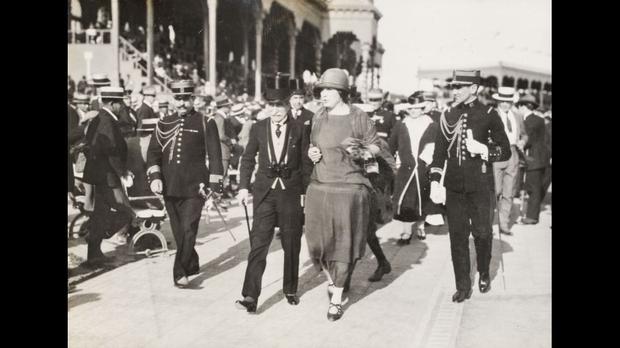El presidente Leguía en el hipódromo de Santa Beatriz.  Fue conocida su afición por las carreras de caballos y los carnavales, actividades que alentó durante el llamado oncenio.