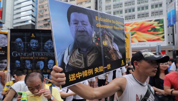 Manifestantes de Hong Kong llevan carteles de repudio al presidente de China Xi Jinping. (Bloomberg).