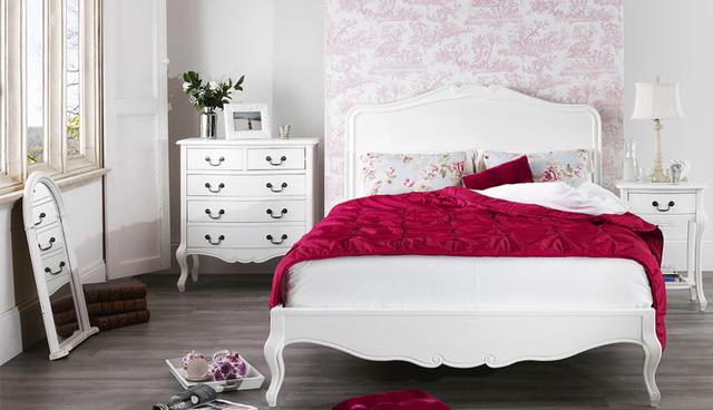 Utiliza muebles vintage con detalles labrados o patas tipo cabriolé.