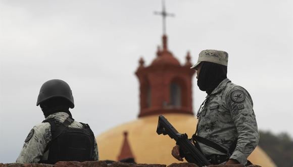 Personal de la Guardia Nacional de México resguarda la iglesia San Francisco Javier, donde asesinaron a dos sacerdotes jesuitas y un guía de turistas el pasado 20 de junio de 2022, en el poblado de Cerocahui. (EFE/Luis Torres).