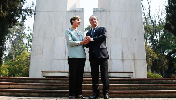 Chile: Hollande rinde homenaje a Allende en Santiago