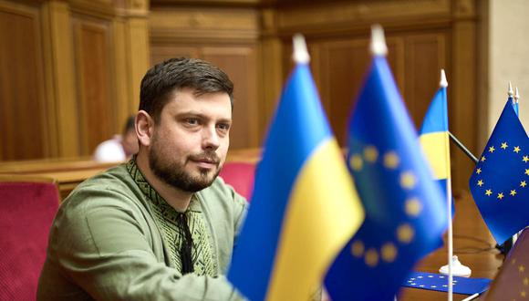 El representante del gobierno en el Parlamento, Taras Melnychuk, informó de las destituciones en el gobierno de Ucrania. (Foto: Facebook taras.melnychuk.94)