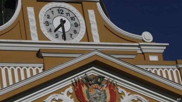 Un reloj al revés, el nuevo símbolo político de Bolivia - 1
