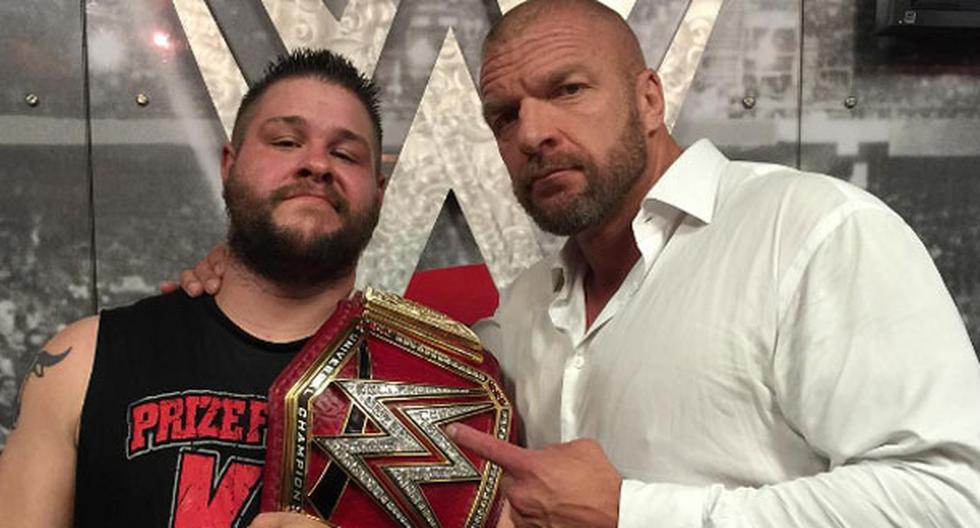 Kevin Owens y Triple H celebran el título universal de WWE | Foto: Instagram